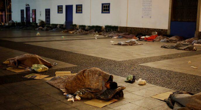 Haddad recua, deixa morador de rua com colchão e abre tenda improvisada
