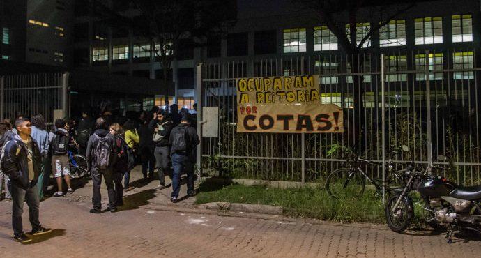 Estudantes da USP invadem reunião e enfrentam a PM