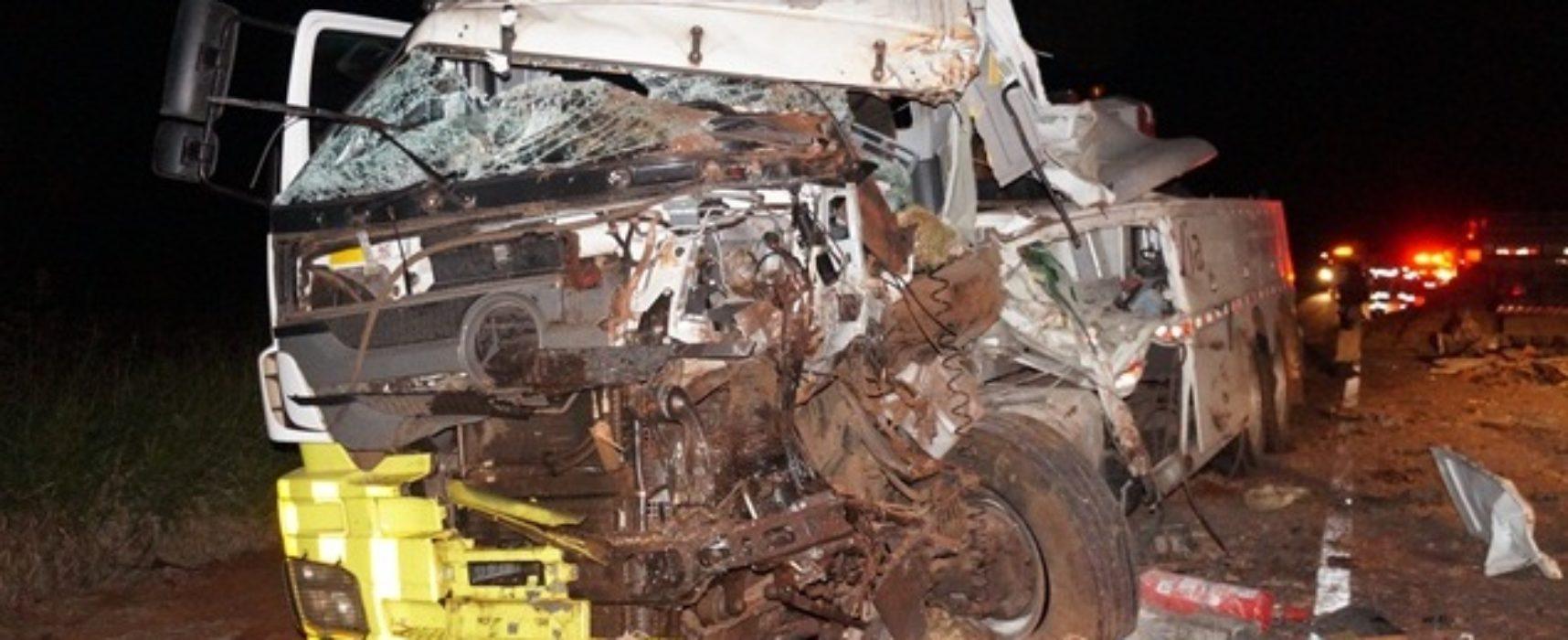 Caminhoneiro morre e criança fica ferida em acidente