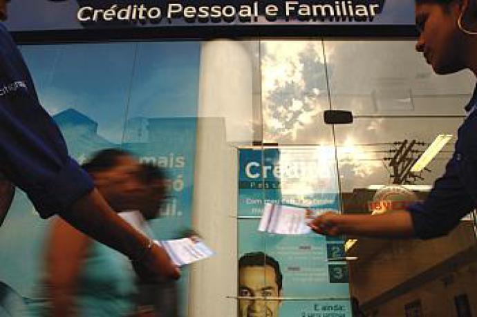 Demanda do consumidor por crédito sobe 5% em maio, diz Serasa