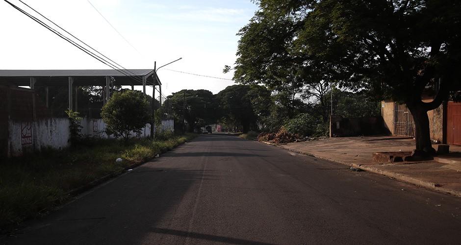 Homem é detido por populares acusado de roubar moto