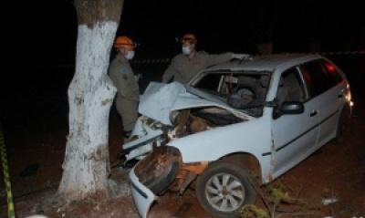 Mulher morre ao perder controle de carro e colidir em árvore