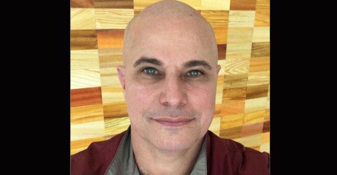 Edson Celulari divulga foto de cabeça raspada