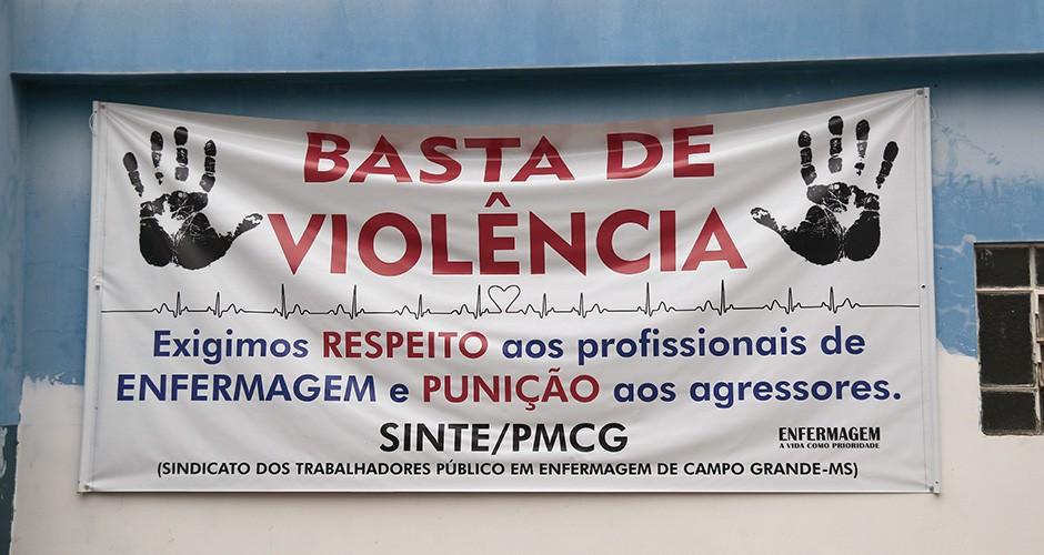 Paciente joga escorpião em funcionária