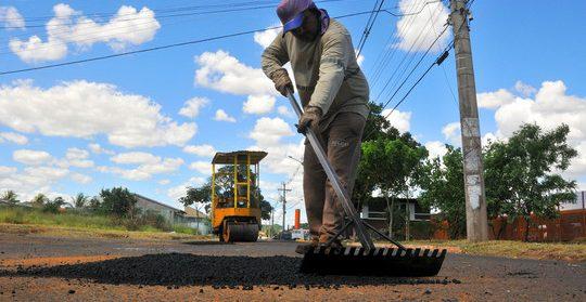 Sem salário, funcionários paralisam tapa-buraco