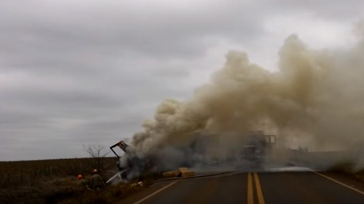 Carreta tomba, pega fogo e é saqueada
