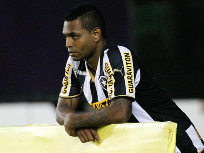 Atacante Jobson é preso acusado de estuprar 4 menores