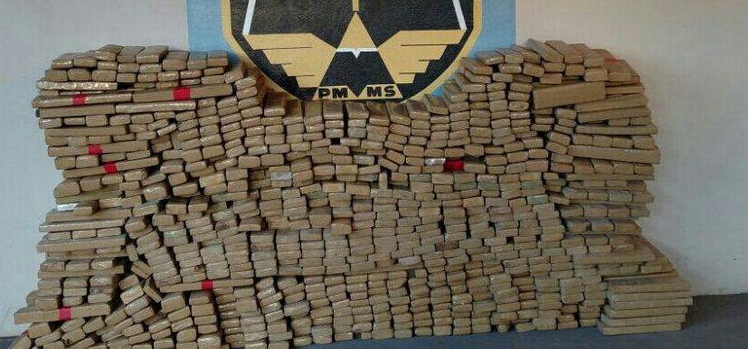 Carro é abandonado com quase uma tonelada de maconha