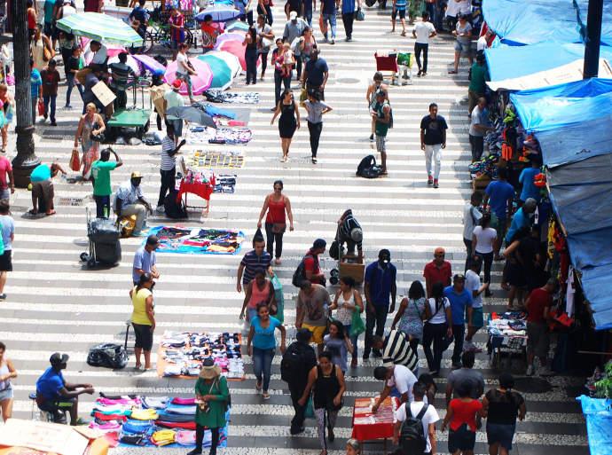 Expectativa melhor leva confiança do consumidor a maior nível em um ano