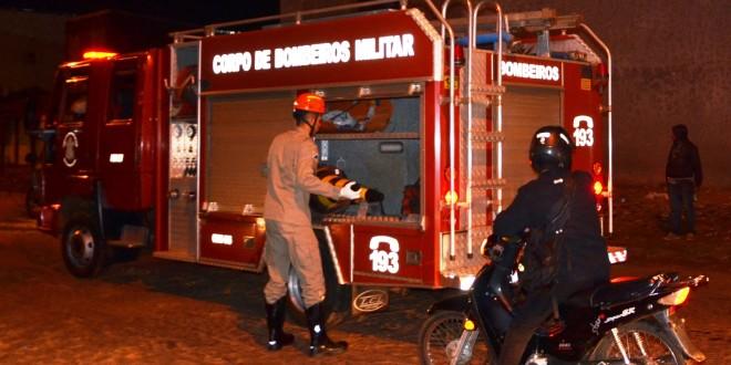 Condutor atropela, mata motociclista, fere passageira e foge do local