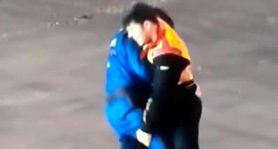 Pilotos de Nascar brigam (de forma bizarra) após batida