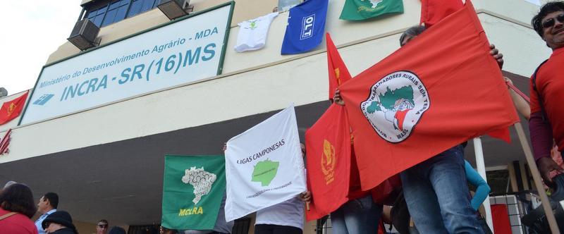 Sem-terras invadem Incra e bloqueiam 5 rodovias no Estado