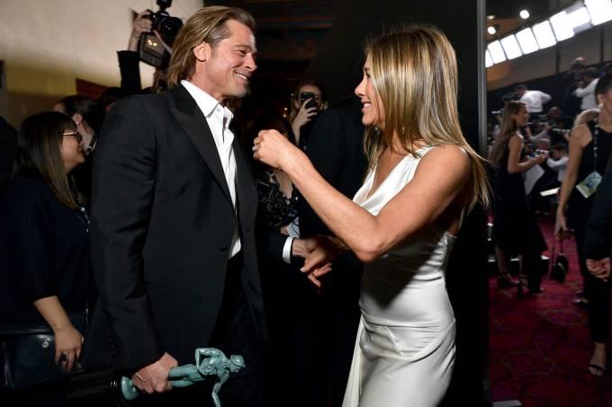 Brad Pitt faz piada com Tinder e abraça Jennifer Aniston em prêmio