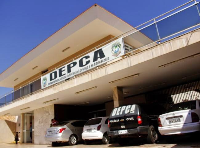 Dançarina é presa por deixar filha de 1 ano trancada, suja e com fome