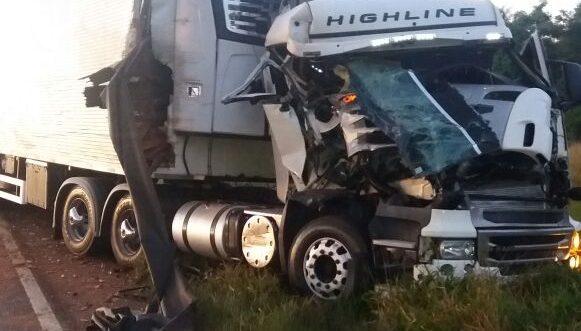 Carreta colide na traseira de caminhão carregado de tijolos