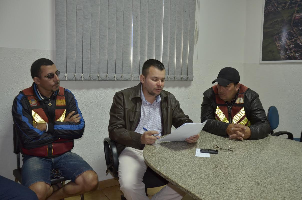Prefeito de Jardim assina decreto flexionando serviços de moto táxi