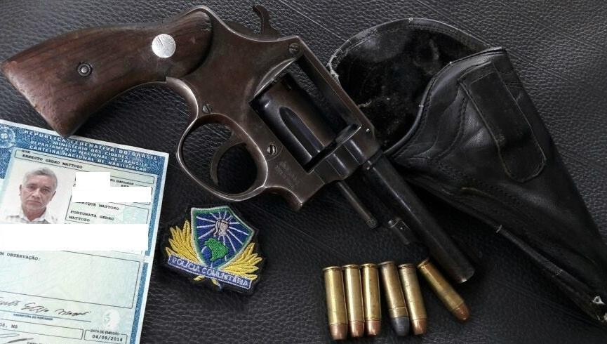 Idoso é detido ao ser flagrado com revólver e munições intactas em veículo