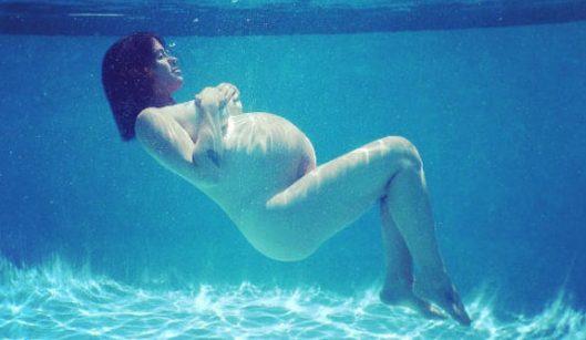 Grávida, Alanis Morissette manda nude no Instagram