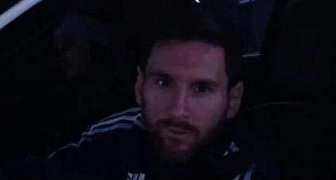 Mudou de ideia? Messi não tira uniforme argentino nem nas férias