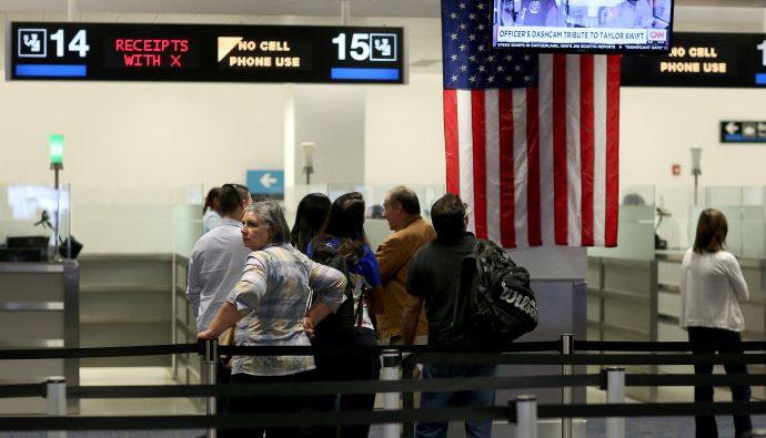 EUA podem pedir que turistas revelem suas redes sociais ao entrarem no país