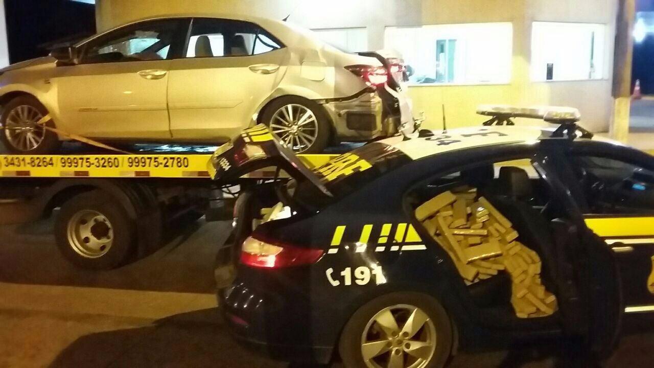 Traficante bate em viatura da PRF, foge, mas deixa 400 kg de maconha