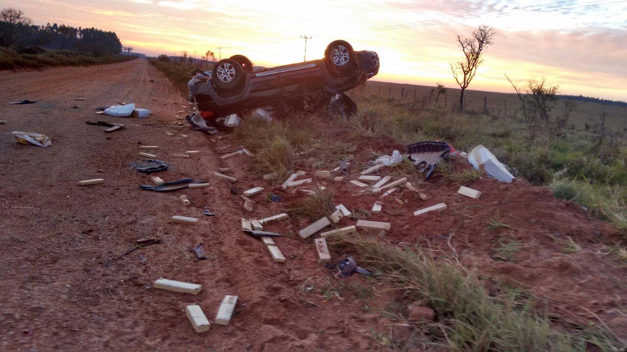 Carro capota em perseguição e polícia apreende 1t de droga