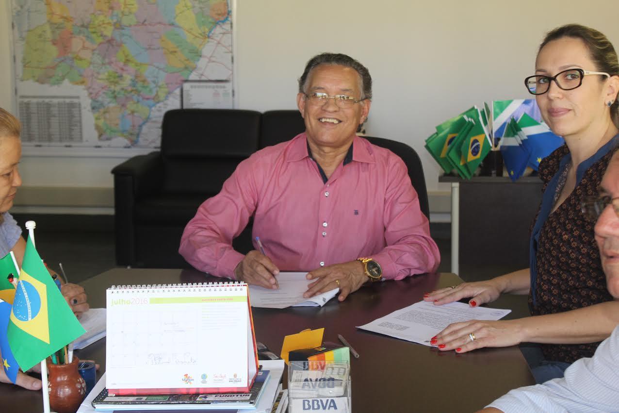 Prefeito de Nioaque assinou convênio para o Festival da Retirada da Laguna