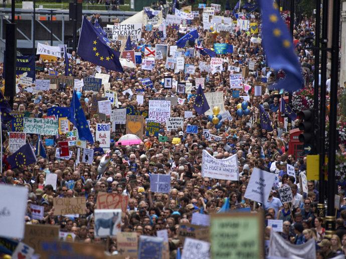 Milhares protestam contra Brexit em Londres