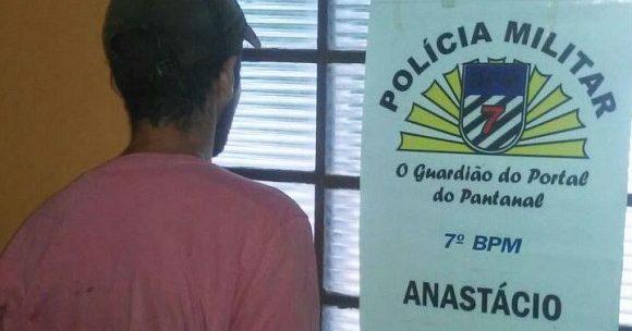 Jovem tenta matar a mãe com 13 golpes de facão