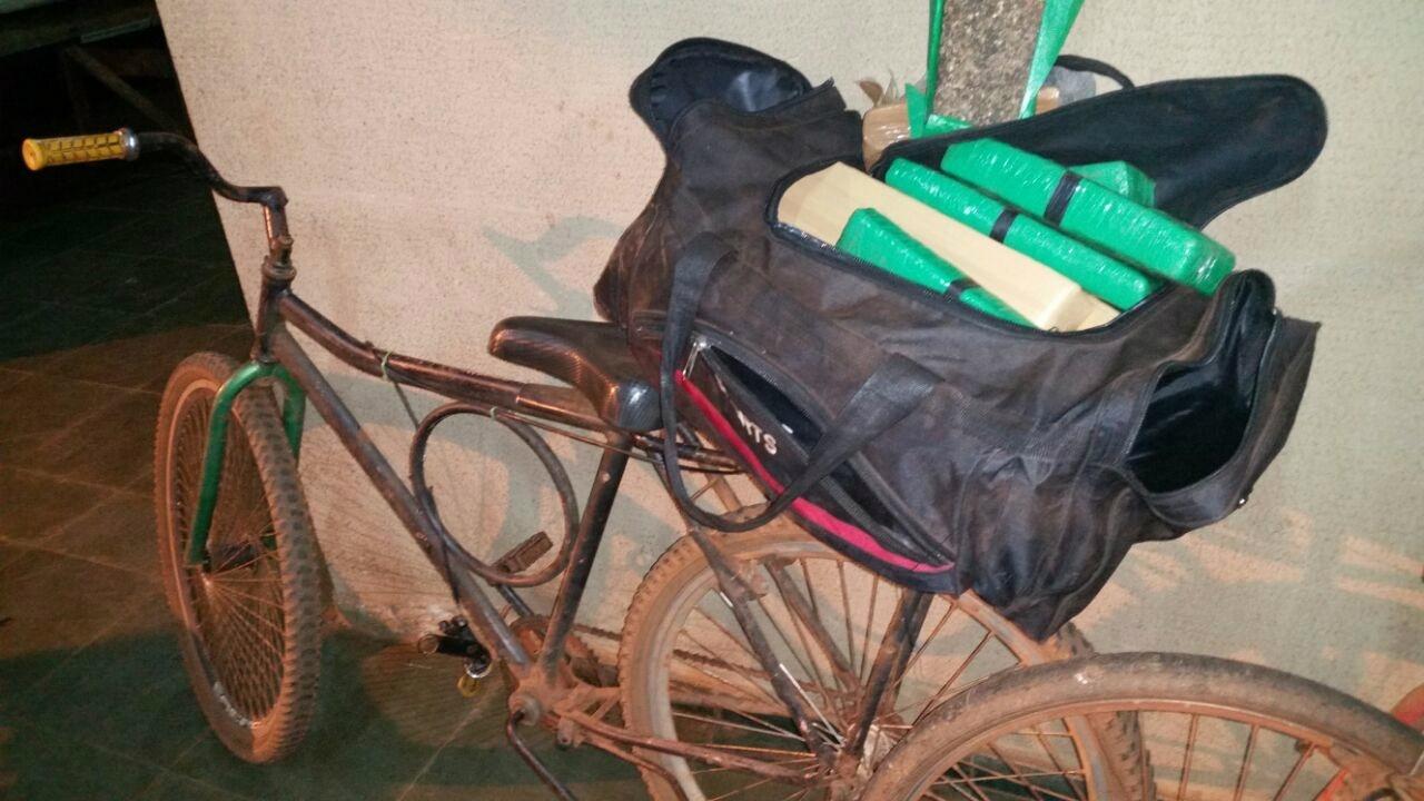 Traficantes são flagrados em bikes transportando maconha