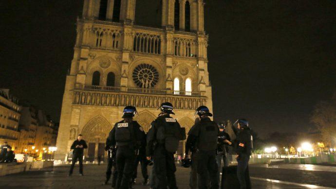 Parlamento pede reforma na inteligência francesa para lidar com atentados