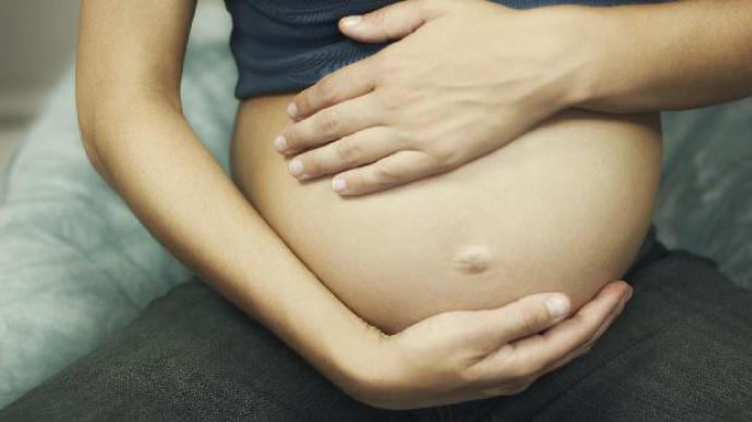 Britânica de 60 anos entra na Justiça para carregar seu neto na barriga