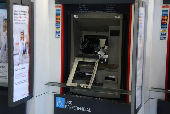 Homem invade banco e quebra caixa com barra de ferro