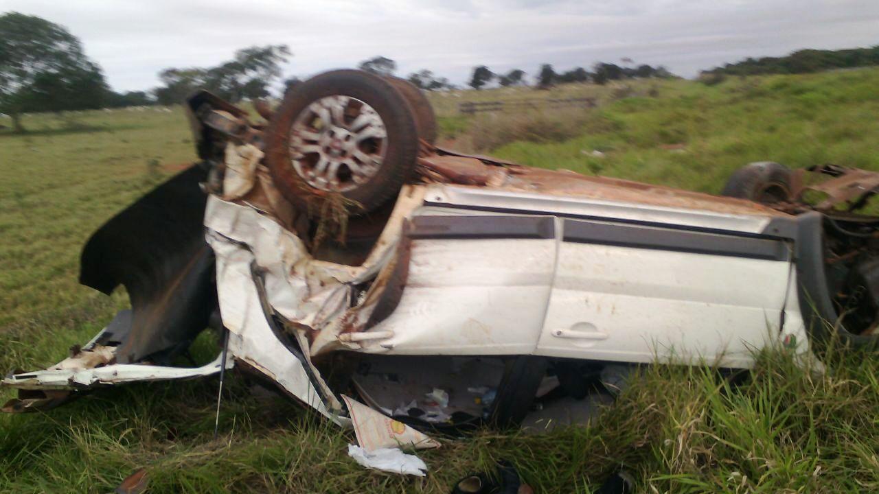 Condutor fica ferido depois de perder controle e carro capotar