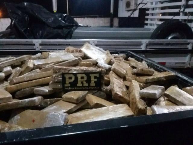 Caminhão de telha é flagrado com meia tonelada de droga escondida