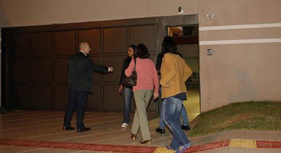 Governo promete investigar flagra de carro oficial em reunião de Rose Modesto