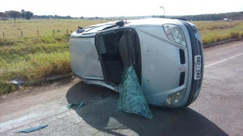 Após passar por buracos, veículo capota e 2 ficam feridos
