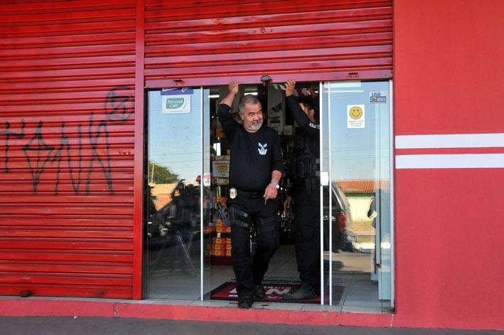 Polícia fecha farmácia depois de denúncia sobre fraude de diplomas