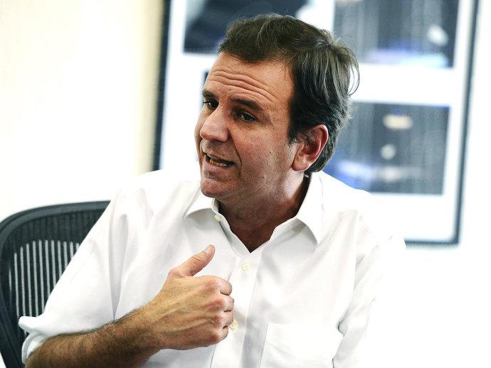 No Twitter, Eduardo Paes sugere a morador que se mude do Rio e recomenda chopp e pelada a críticos