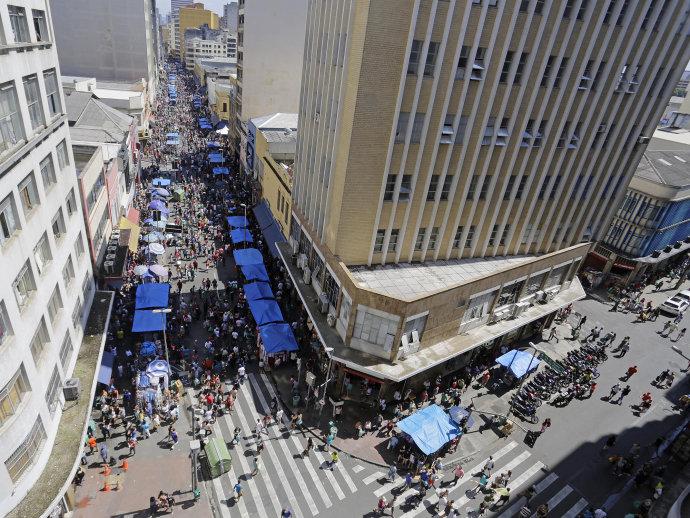 Vendas no varejo recuam 9% em um ano com todas as atividades em queda, diz IBGE