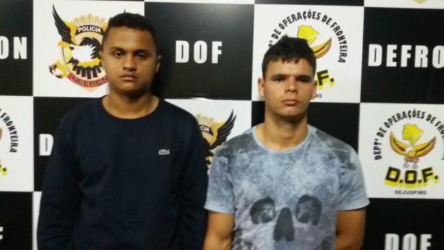 Dupla é presa levando mala de armas em ônibus