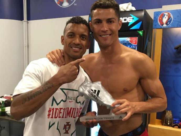 Cristiano Ronaldo ‘presenteia’ colega com chuteira de prata da Euro