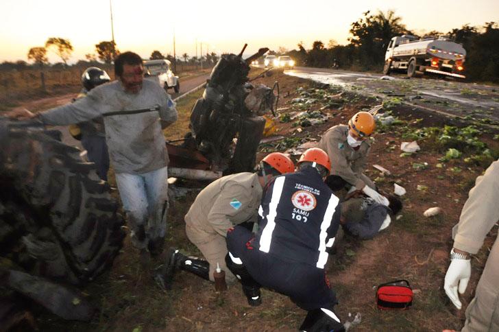 Caminhonete bate em trator e trabalhadores ficam feridos
