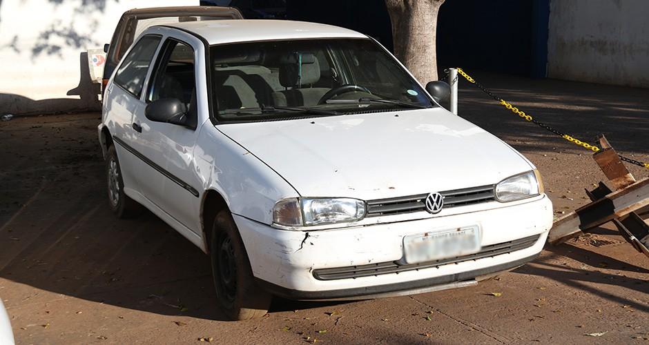 Bandidos roubam carro e fazem assaltos na cidade