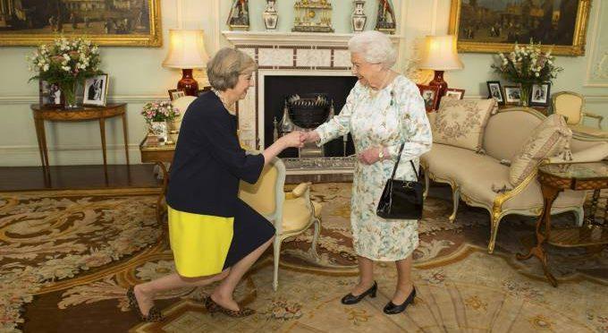 Elizabeth II recebe Theresa May e a oficializa como nova premiê