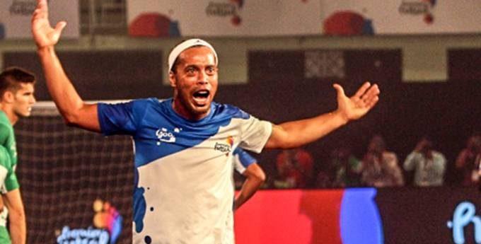 Ronaldinho dá show de futsal na Índia