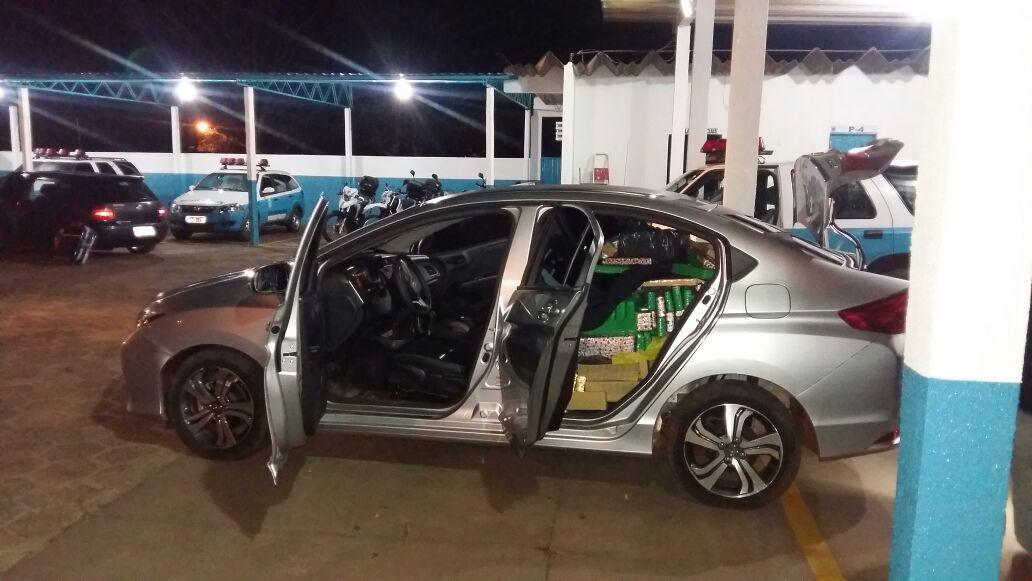 Polícia apreende 911 quilos de maconha e pistola em carros roubados