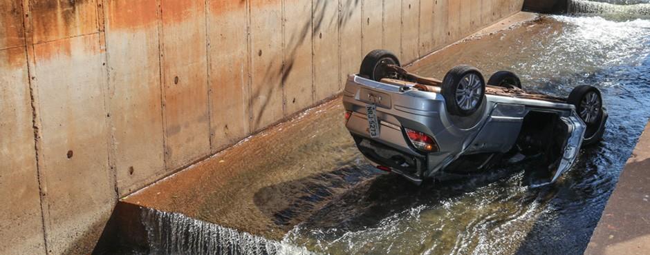 Jovem perde controle do carro e cai em córrego