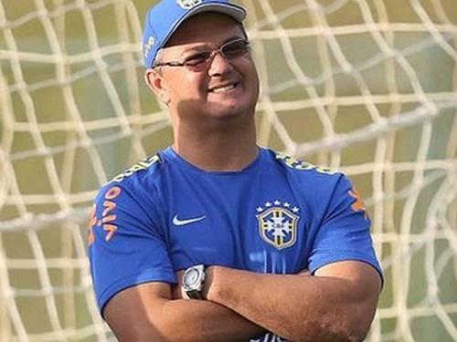 Micale promete time ofensivo e pode abrir mão de volante