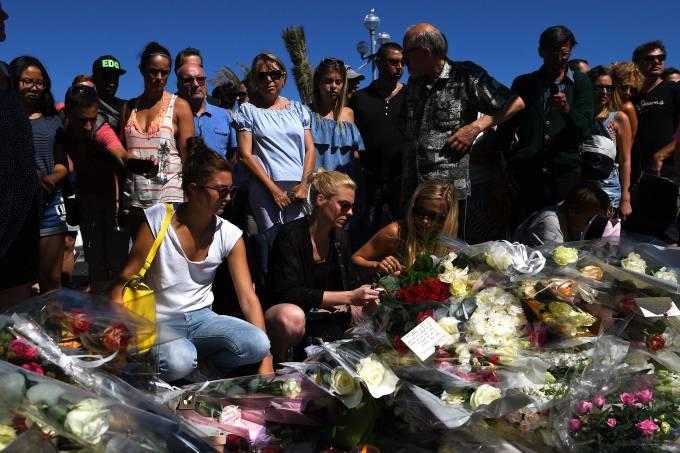 15 feridos de Nice estão entre a vida e a morte, diz Hollande